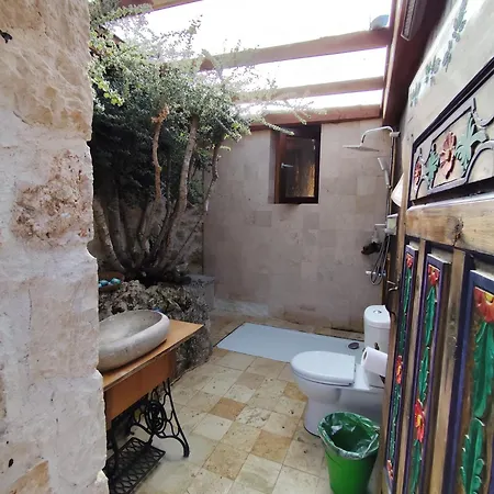 3 Guest house *